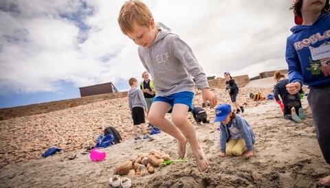 Le Rondin schoolchildren enjoying Rotary Guernesiais’ Kids Out Day on Vazon beach. (Picture by Sophie Rabey, 30902919)